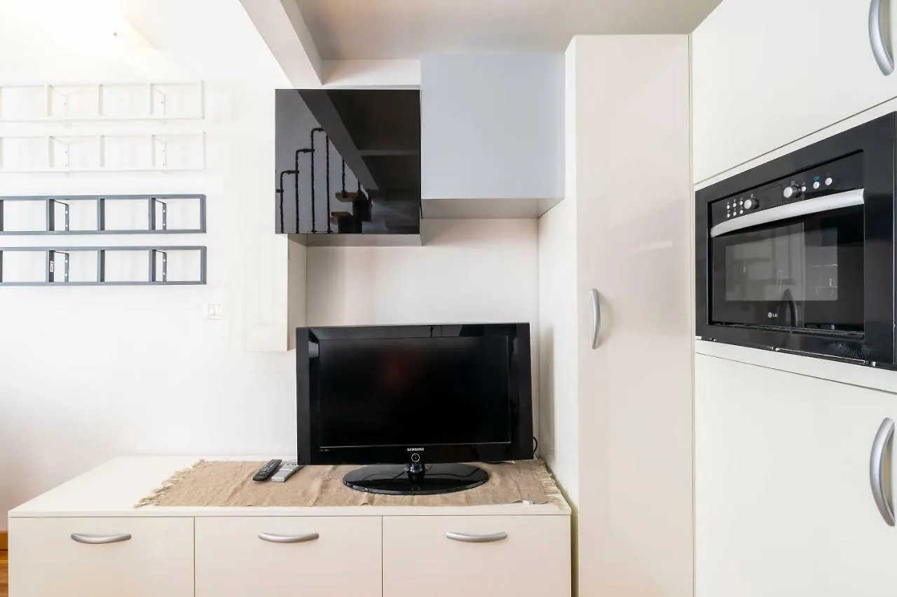 Apartament Primopiano - Inama Mediolan 0*,